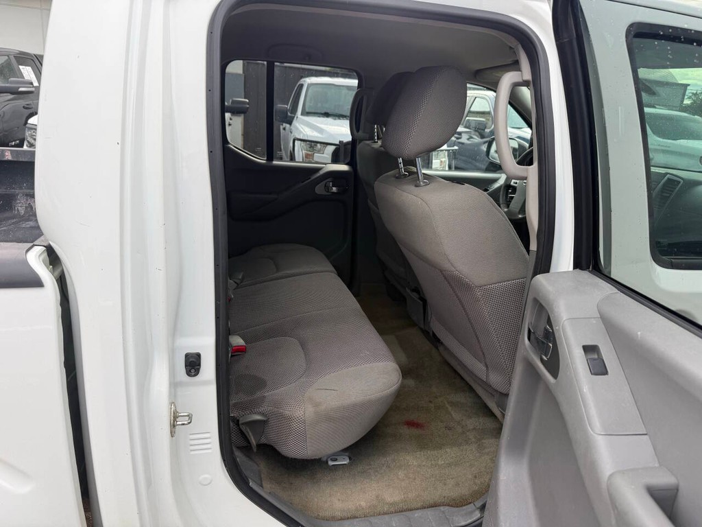 Nissan Frontier Vehicle Full-screen Gallery Image 15