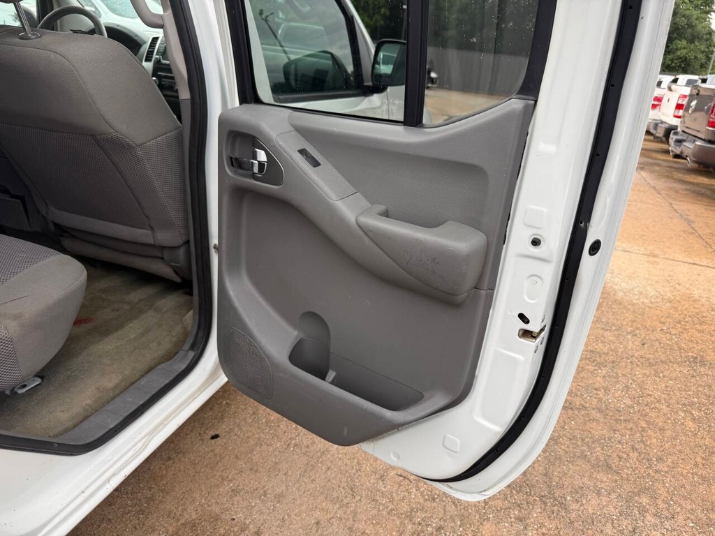 Nissan Frontier Vehicle Full-screen Gallery Image 16
