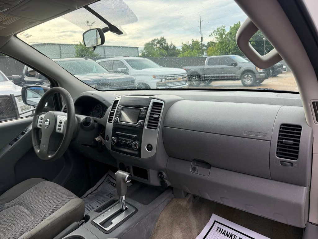 Nissan Frontier Vehicle Full-screen Gallery Image 17