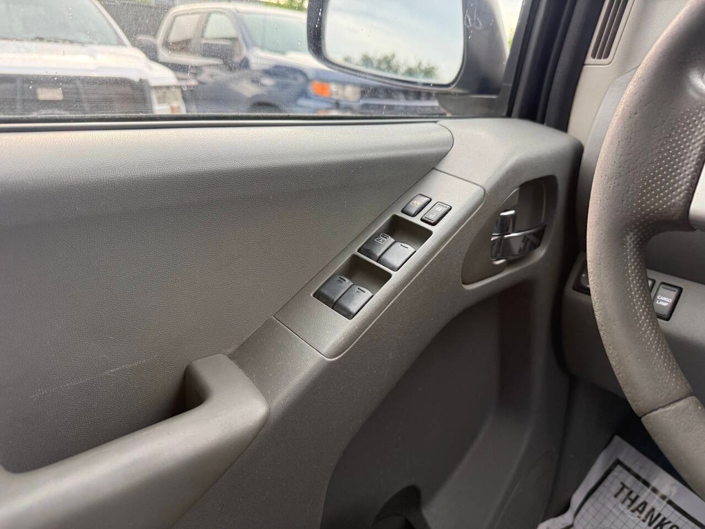 Nissan Frontier Vehicle Full-screen Gallery Image 26