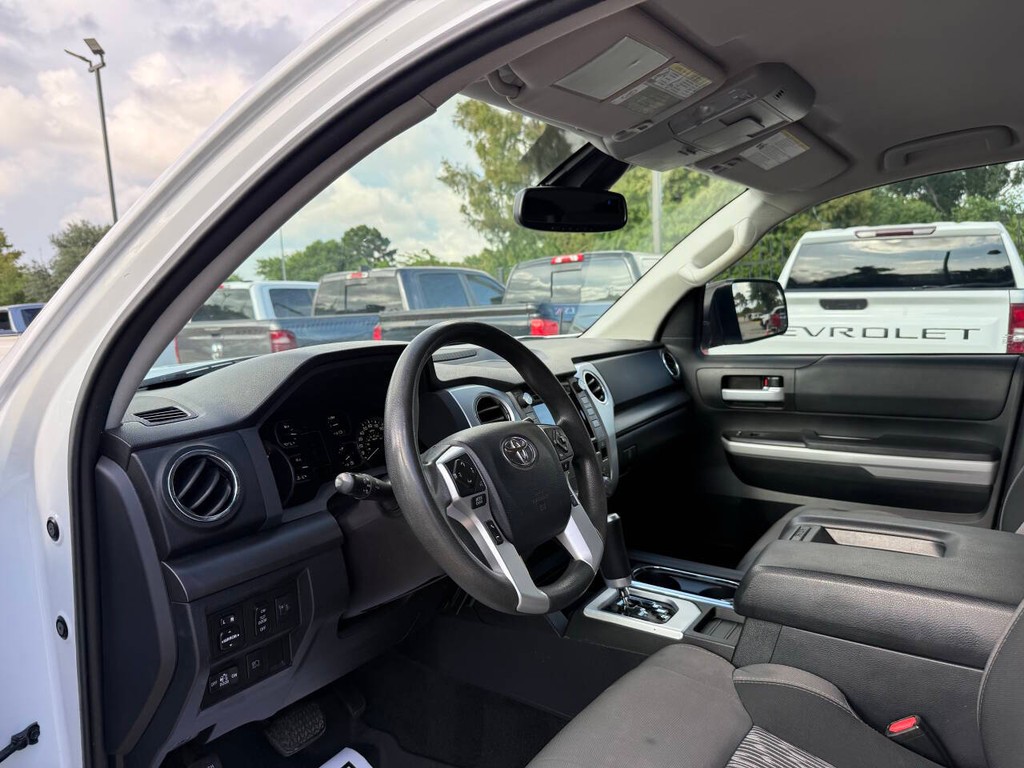 Toyota Tundra 4WD Vehicle Full-screen Gallery Image 06