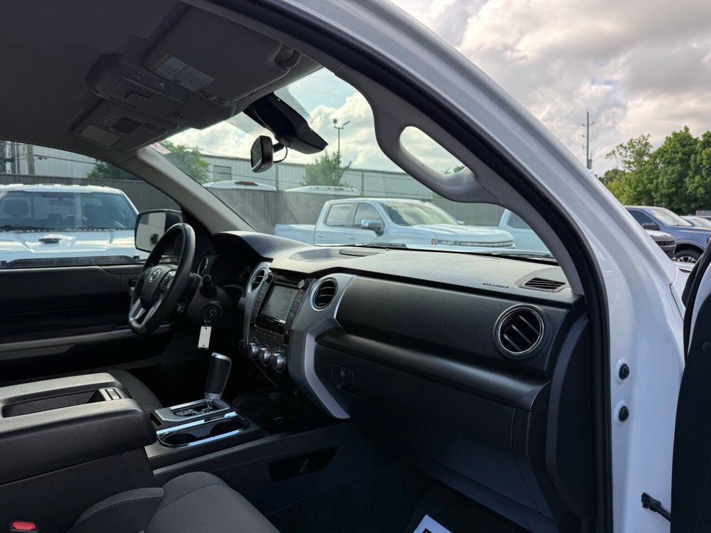 Toyota Tundra 4WD Vehicle Full-screen Gallery Image 09