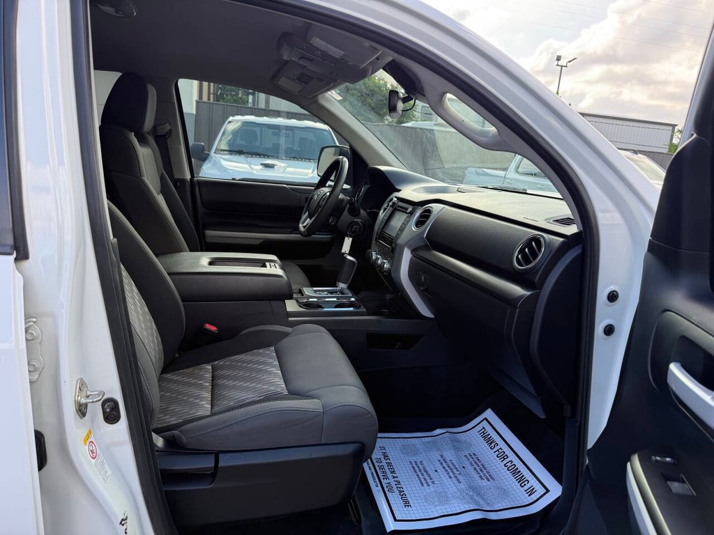 Toyota Tundra 4WD Vehicle Full-screen Gallery Image 10