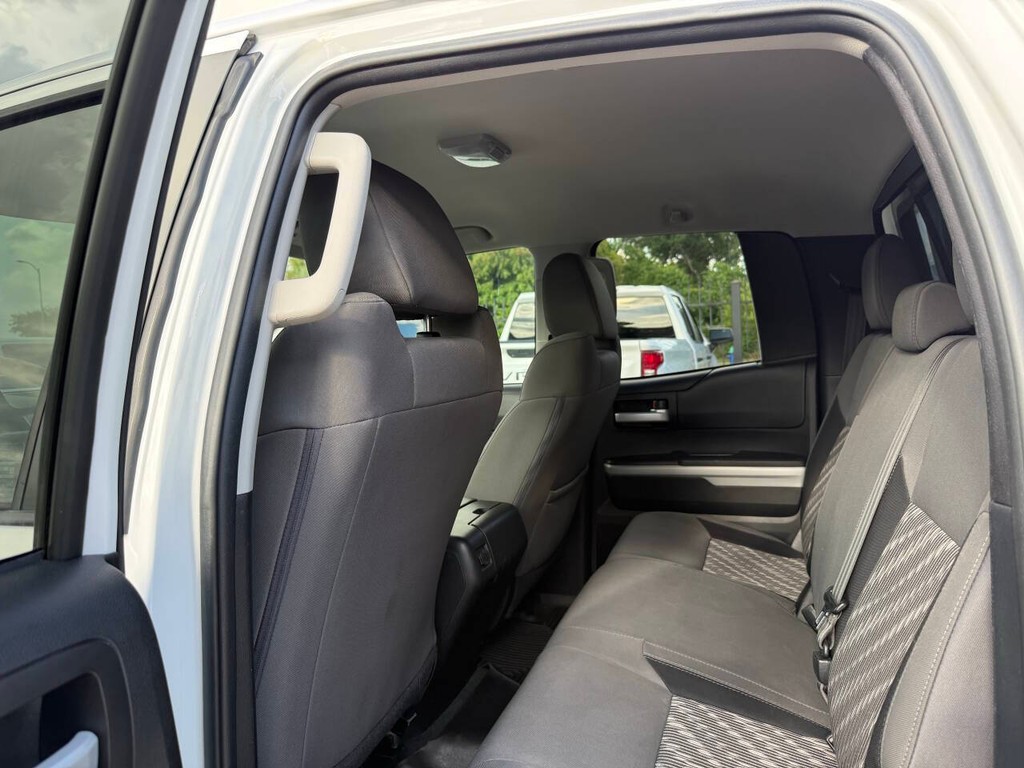 Toyota Tundra 4WD Vehicle Full-screen Gallery Image 12