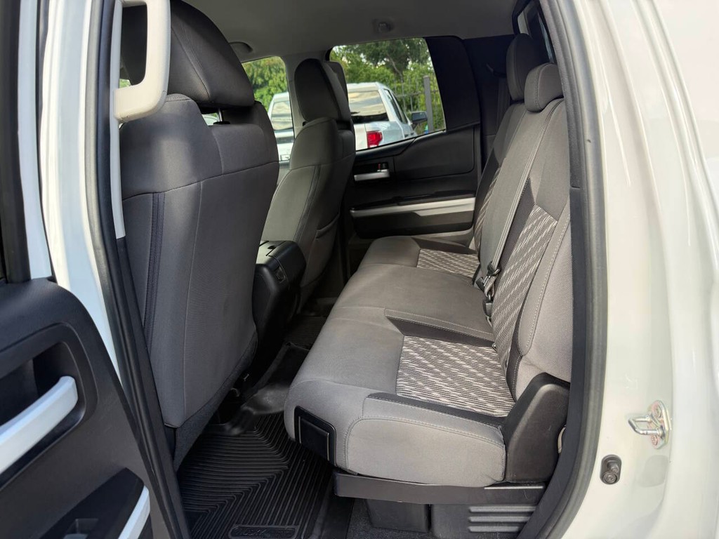 Toyota Tundra 4WD Vehicle Full-screen Gallery Image 13