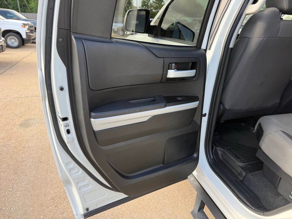 Toyota Tundra 4WD Vehicle Full-screen Gallery Image 14
