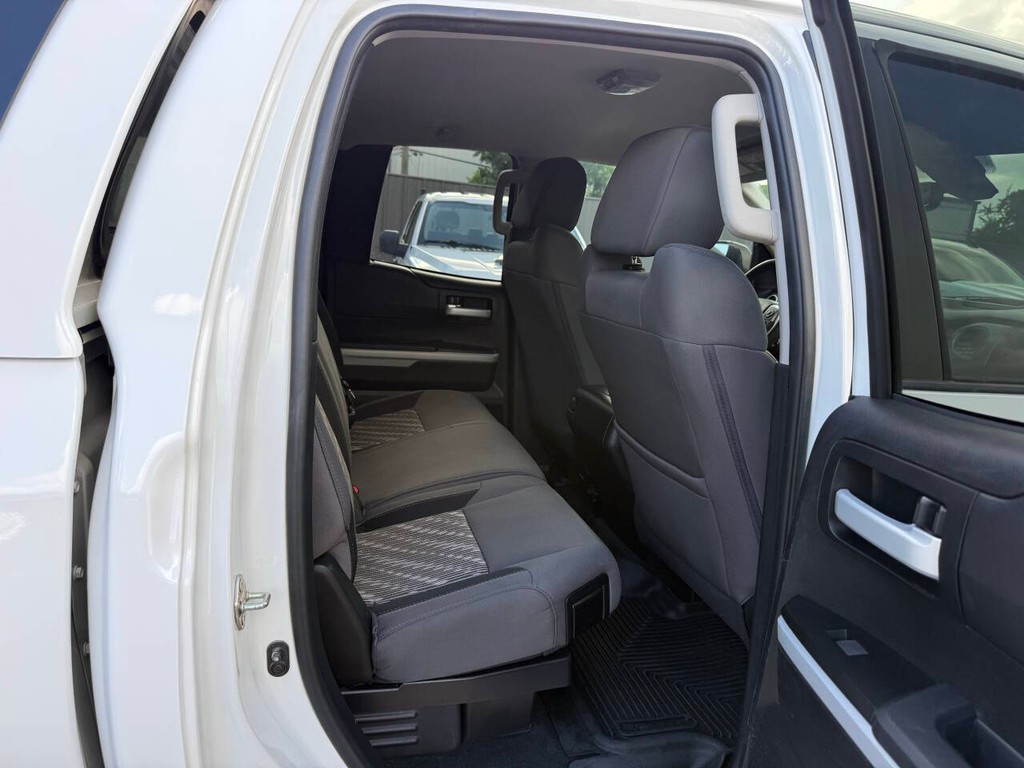Toyota Tundra 4WD Vehicle Full-screen Gallery Image 15