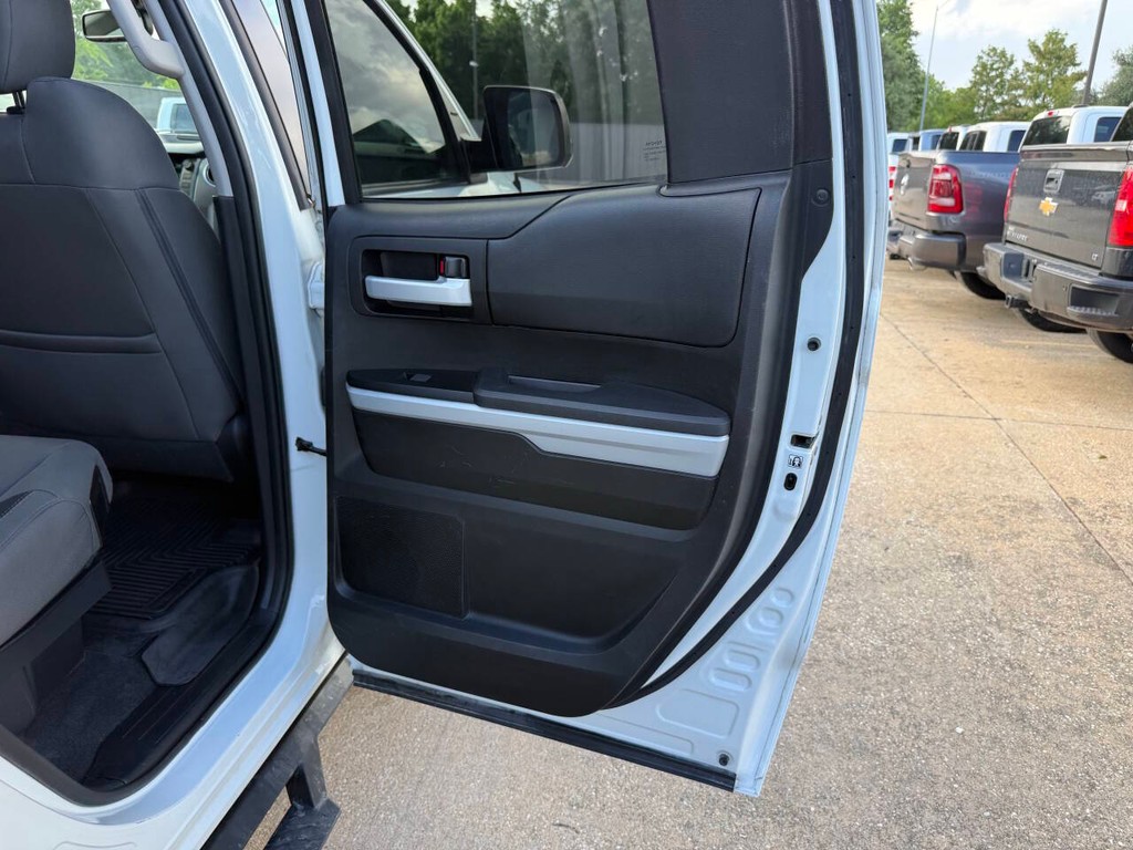 Toyota Tundra 4WD Vehicle Full-screen Gallery Image 16
