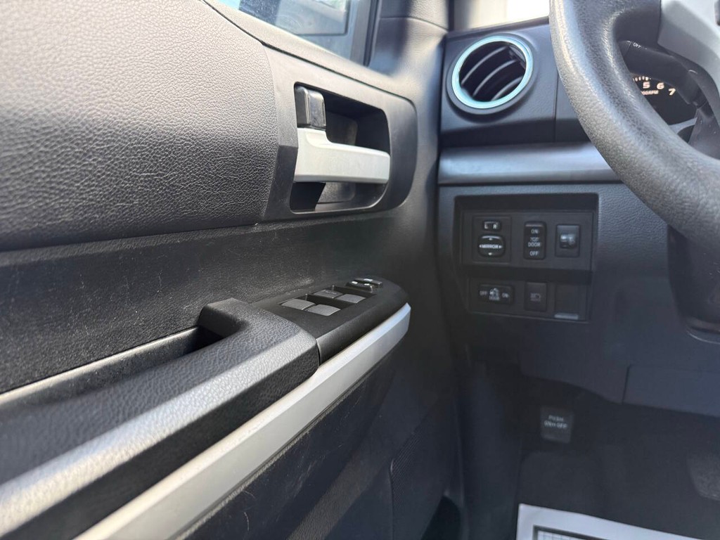 Toyota Tundra 4WD Vehicle Full-screen Gallery Image 28