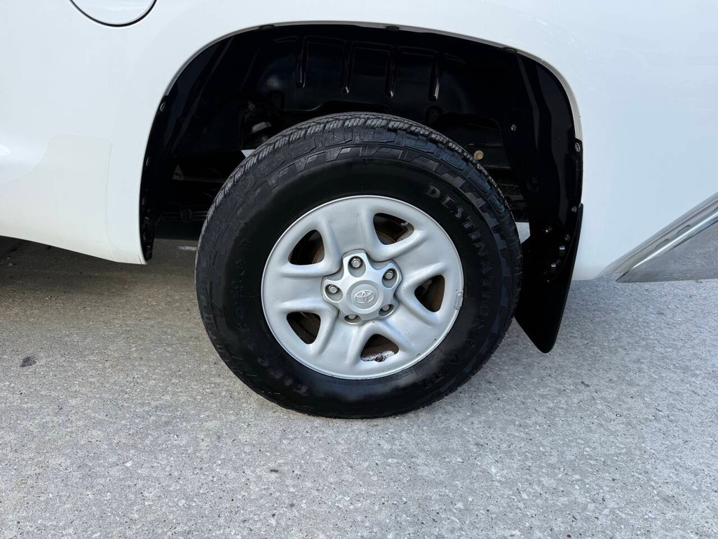 Toyota Tundra 4WD Vehicle Full-screen Gallery Image 33