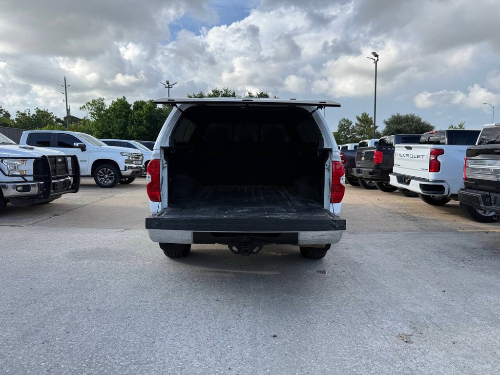 Toyota Tundra 4WD Vehicle Full-screen Gallery Image 37