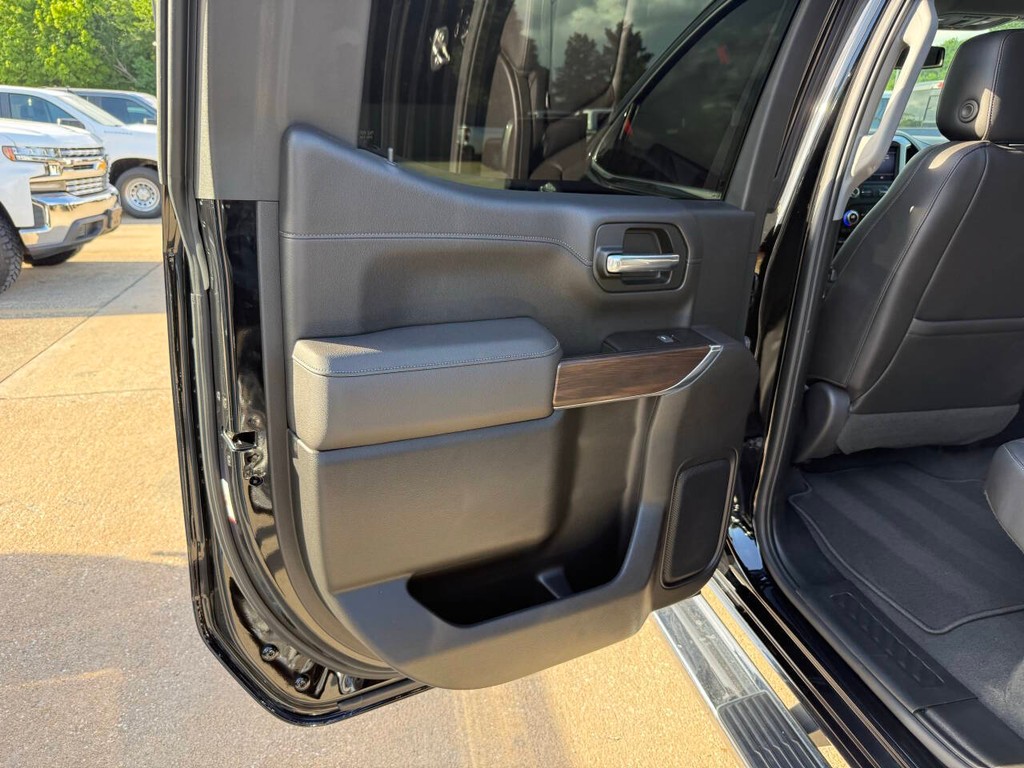 GMC Sierra 1500 Vehicle Full-screen Gallery Image 14