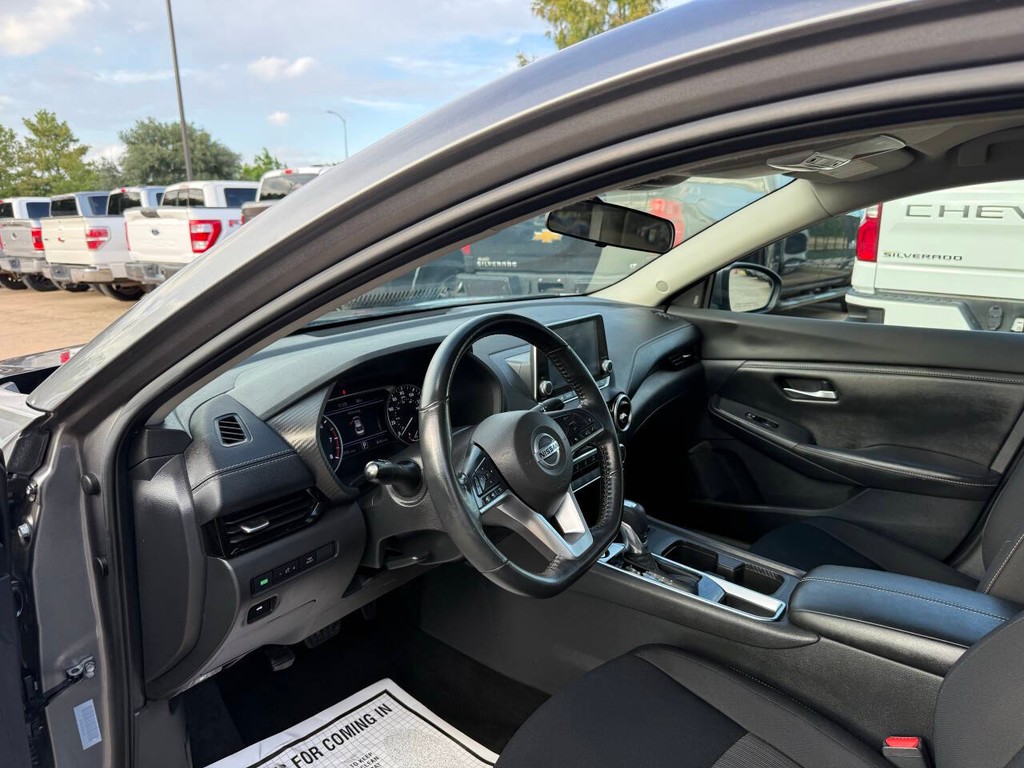 Nissan Sentra Vehicle Full-screen Gallery Image 06