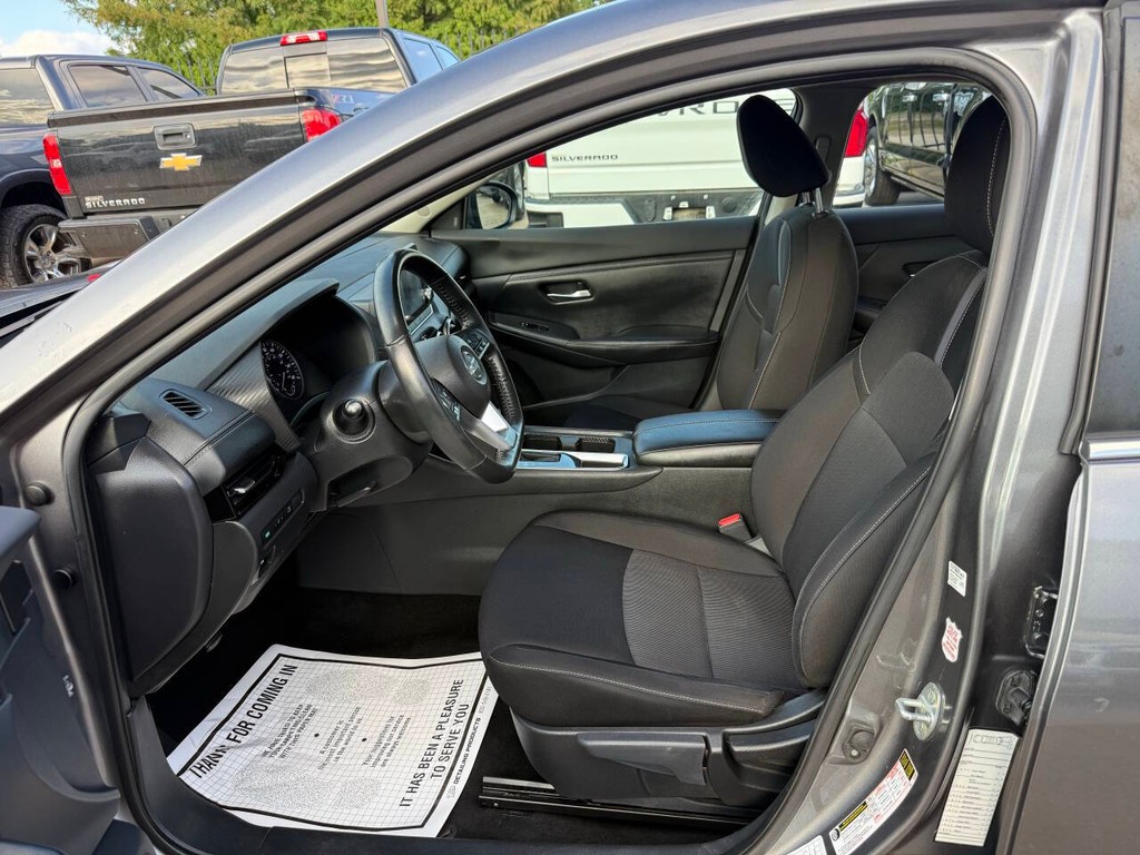 Nissan Sentra Vehicle Full-screen Gallery Image 07
