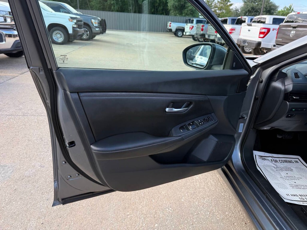 Nissan Sentra Vehicle Full-screen Gallery Image 08