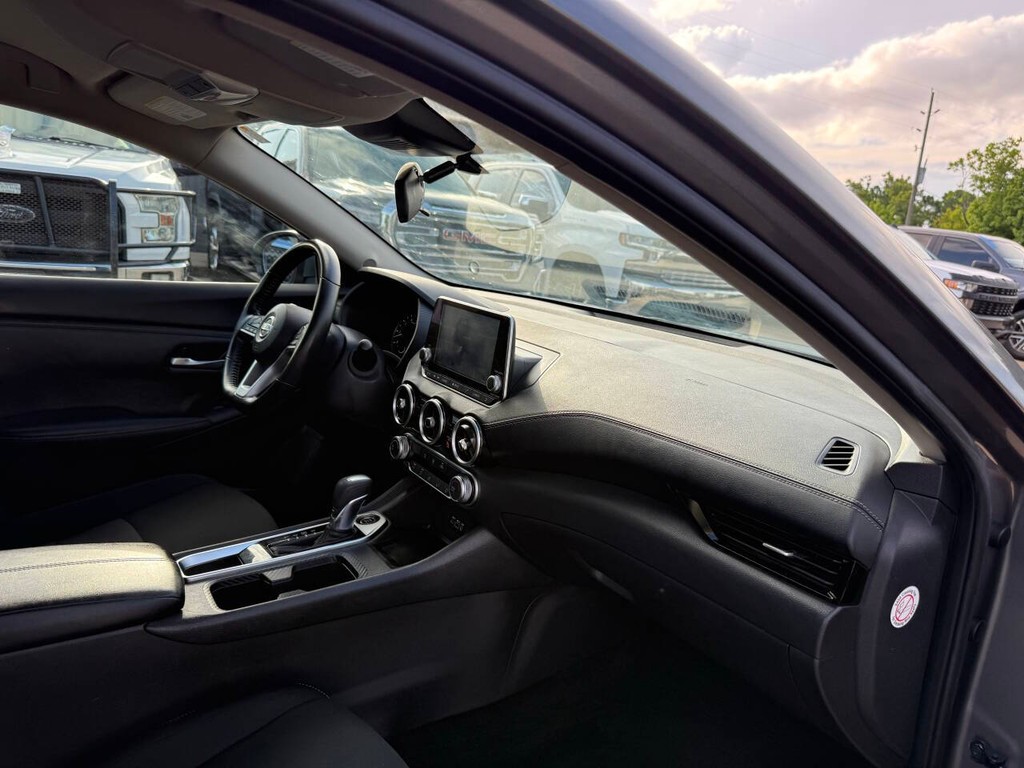 Nissan Sentra Vehicle Full-screen Gallery Image 09