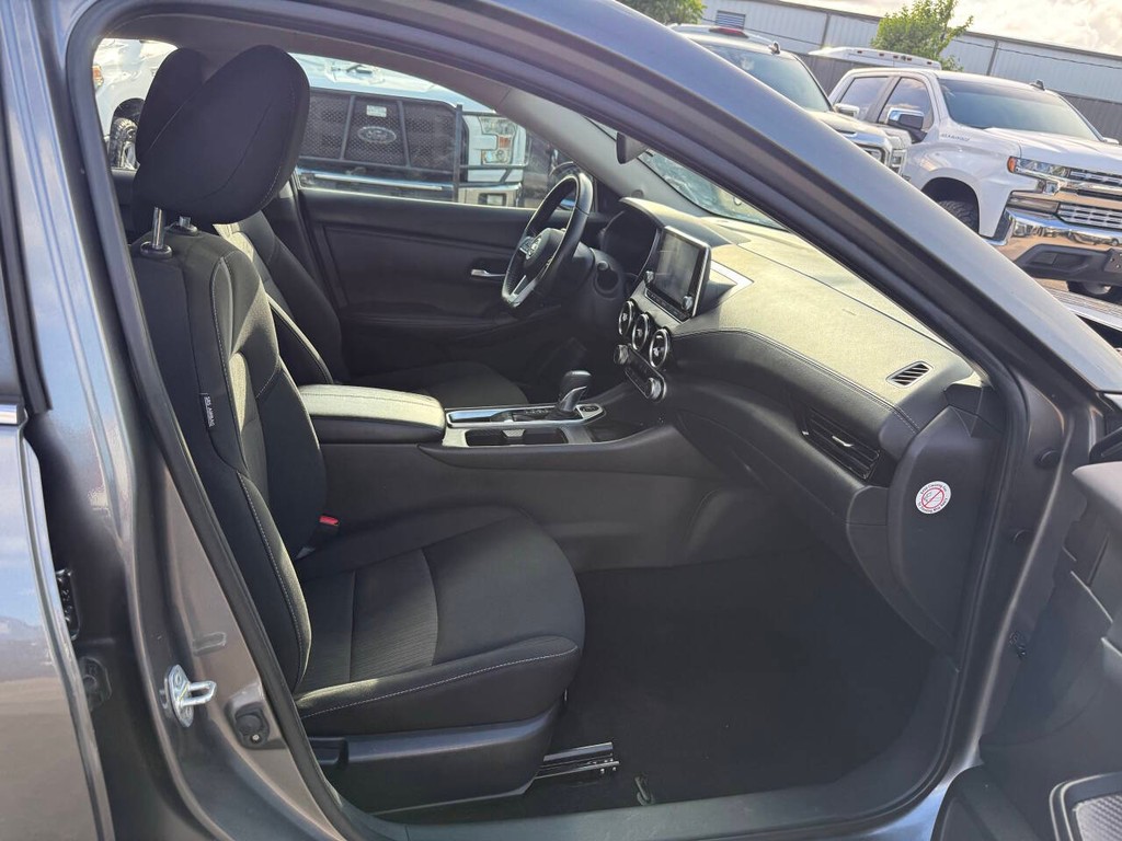 Nissan Sentra Vehicle Full-screen Gallery Image 10