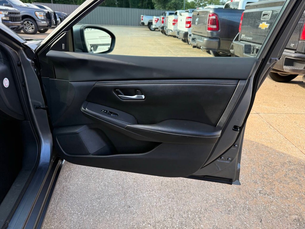 Nissan Sentra Vehicle Full-screen Gallery Image 11