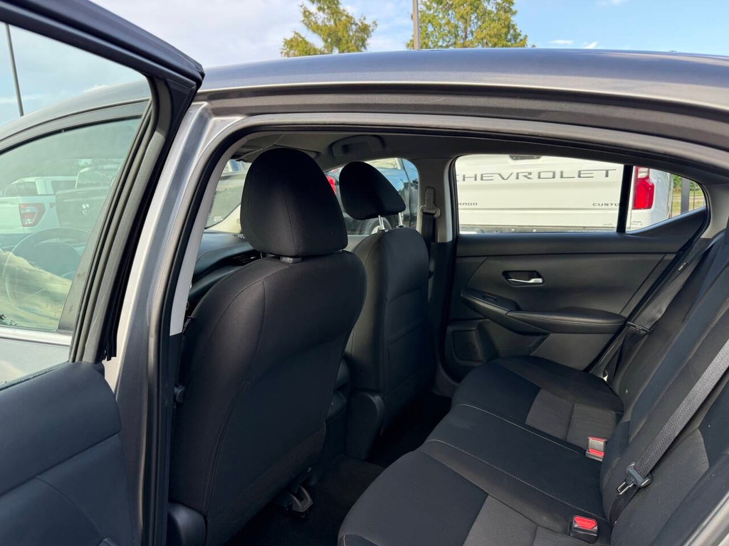 Nissan Sentra Vehicle Full-screen Gallery Image 12