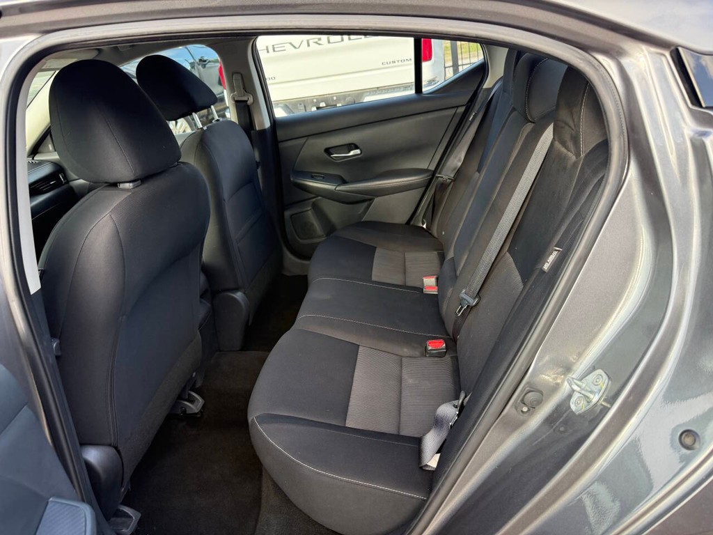 Nissan Sentra Vehicle Full-screen Gallery Image 13
