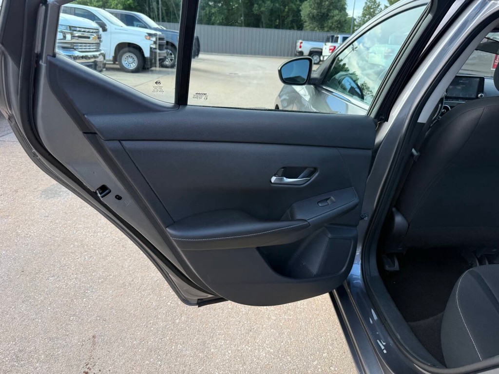 Nissan Sentra Vehicle Full-screen Gallery Image 14