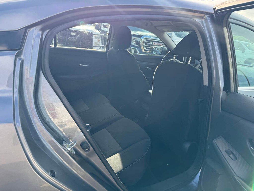 Nissan Sentra Vehicle Full-screen Gallery Image 15