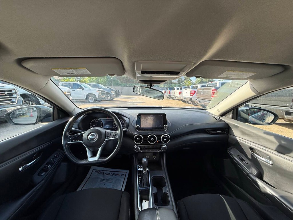 Nissan Sentra Vehicle Full-screen Gallery Image 18