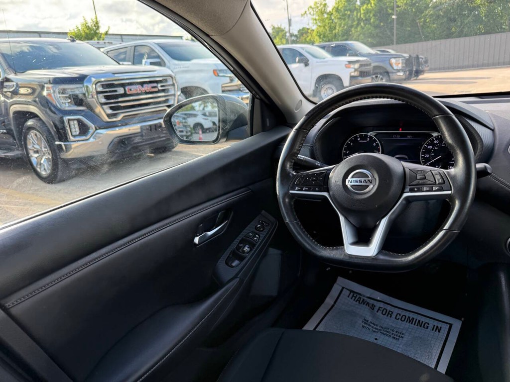 Nissan Sentra Vehicle Full-screen Gallery Image 19