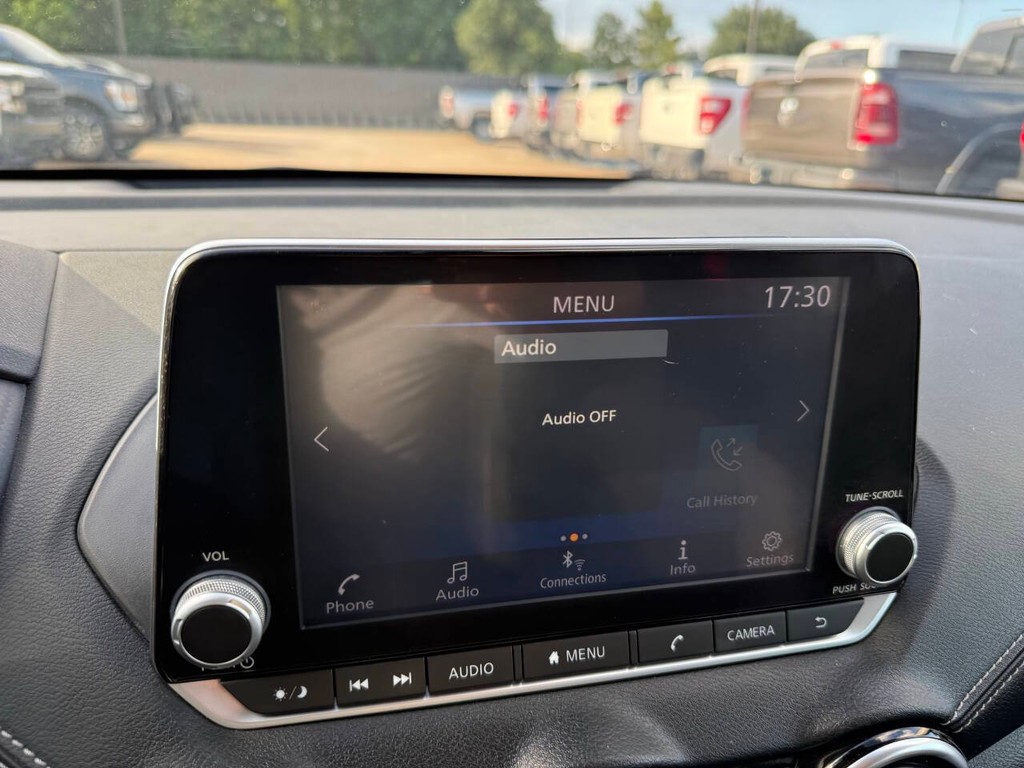 Nissan Sentra Vehicle Full-screen Gallery Image 25
