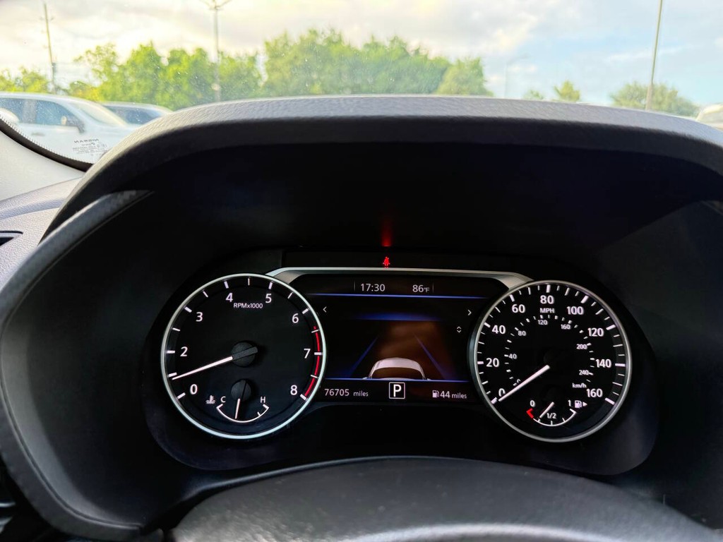 Nissan Sentra Vehicle Full-screen Gallery Image 31