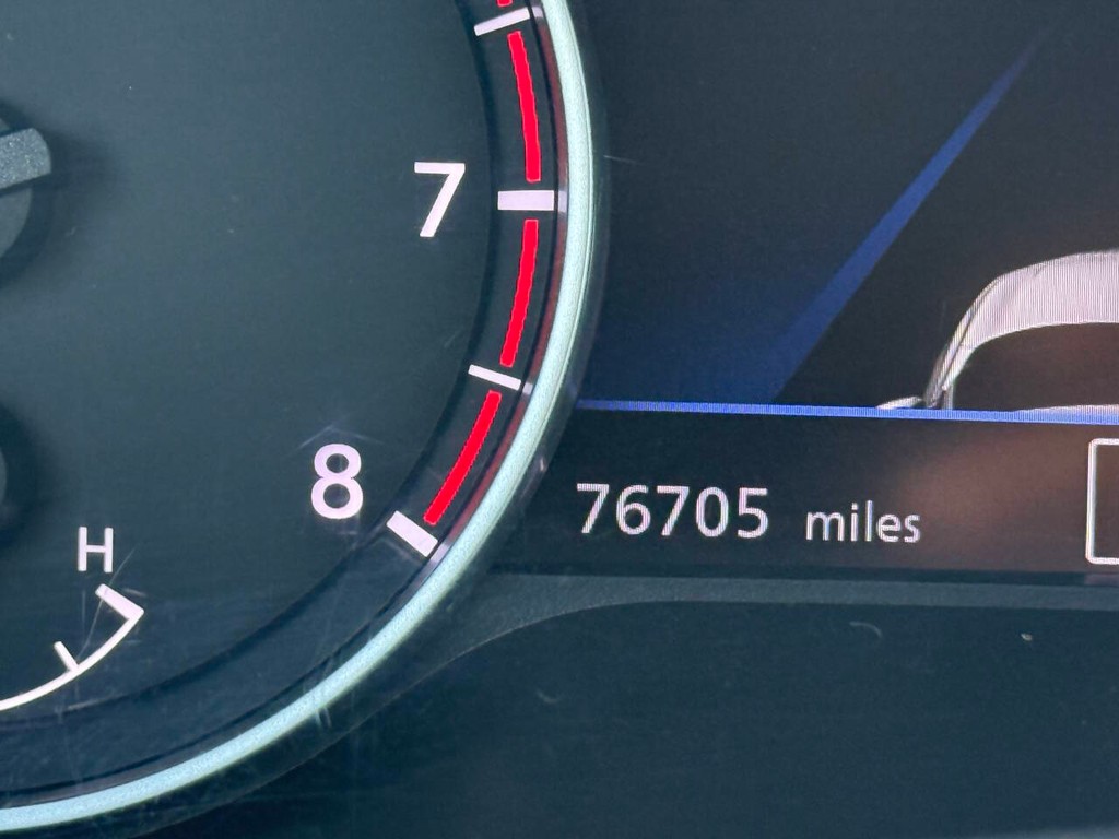 Nissan Sentra Vehicle Full-screen Gallery Image 32