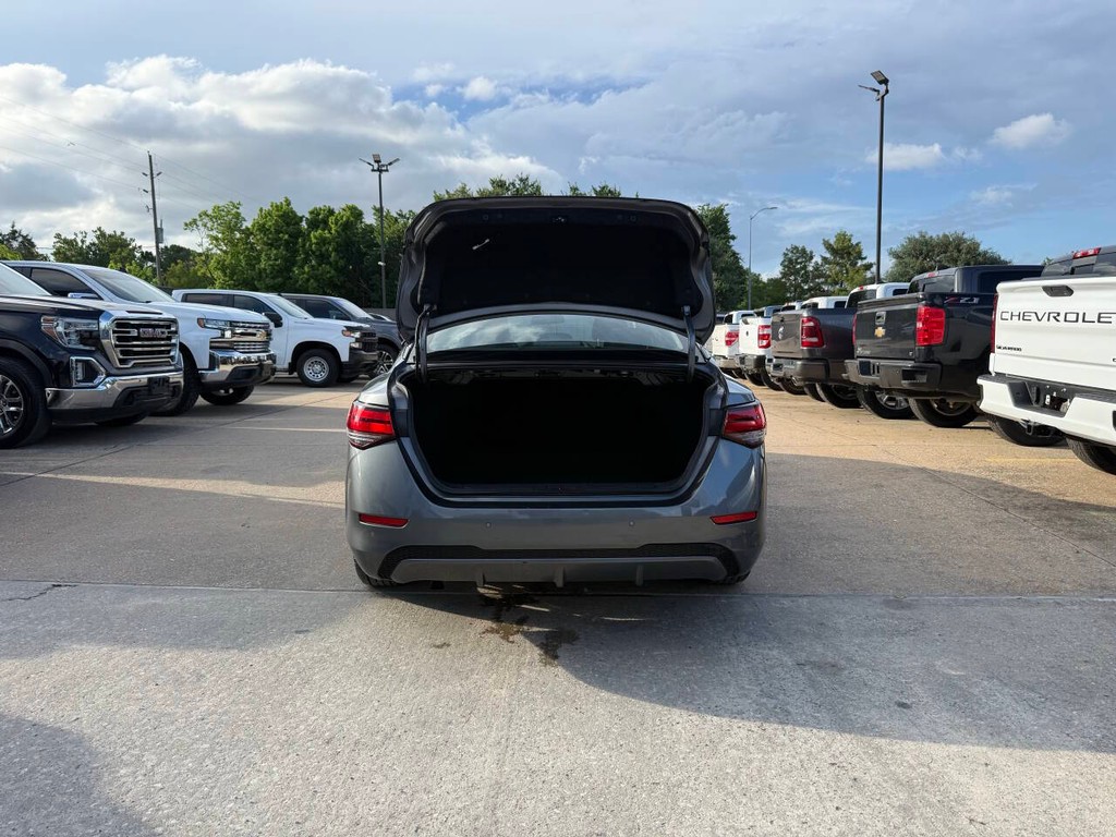 Nissan Sentra Vehicle Full-screen Gallery Image 36