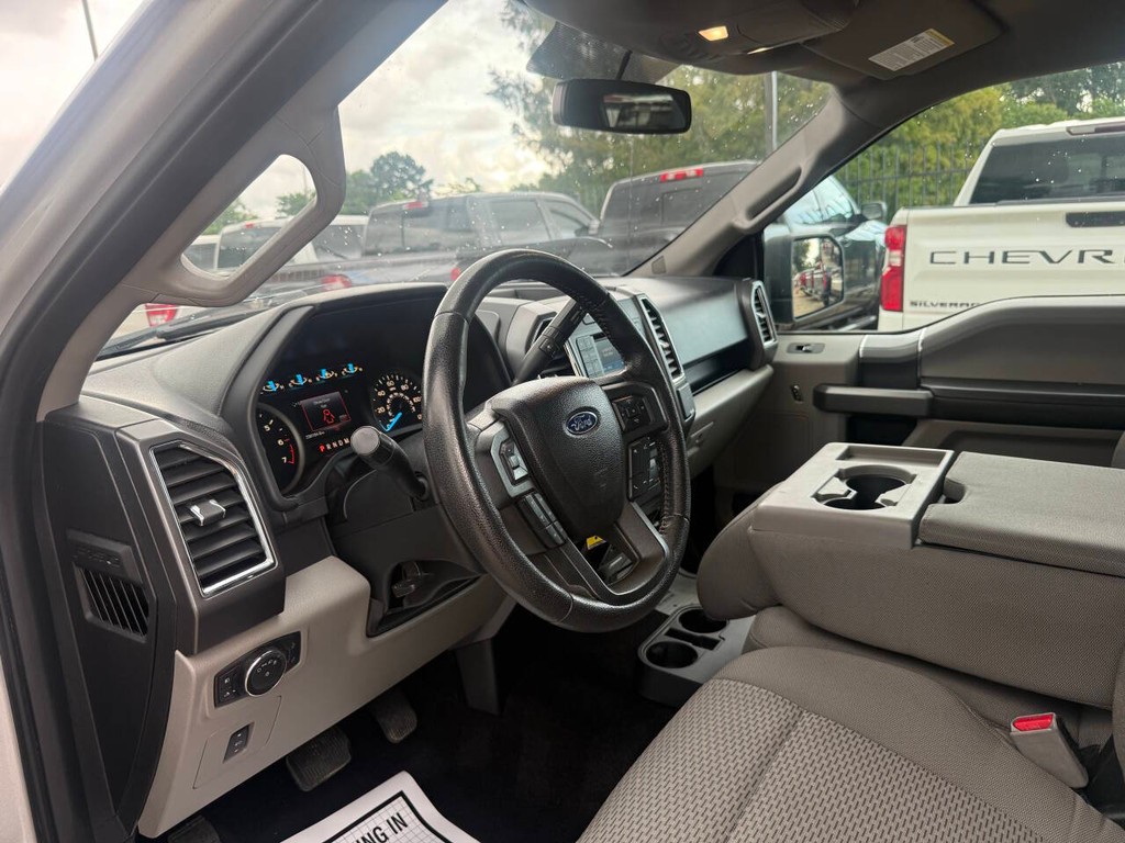 Ford F-150 Vehicle Full-screen Gallery Image 06