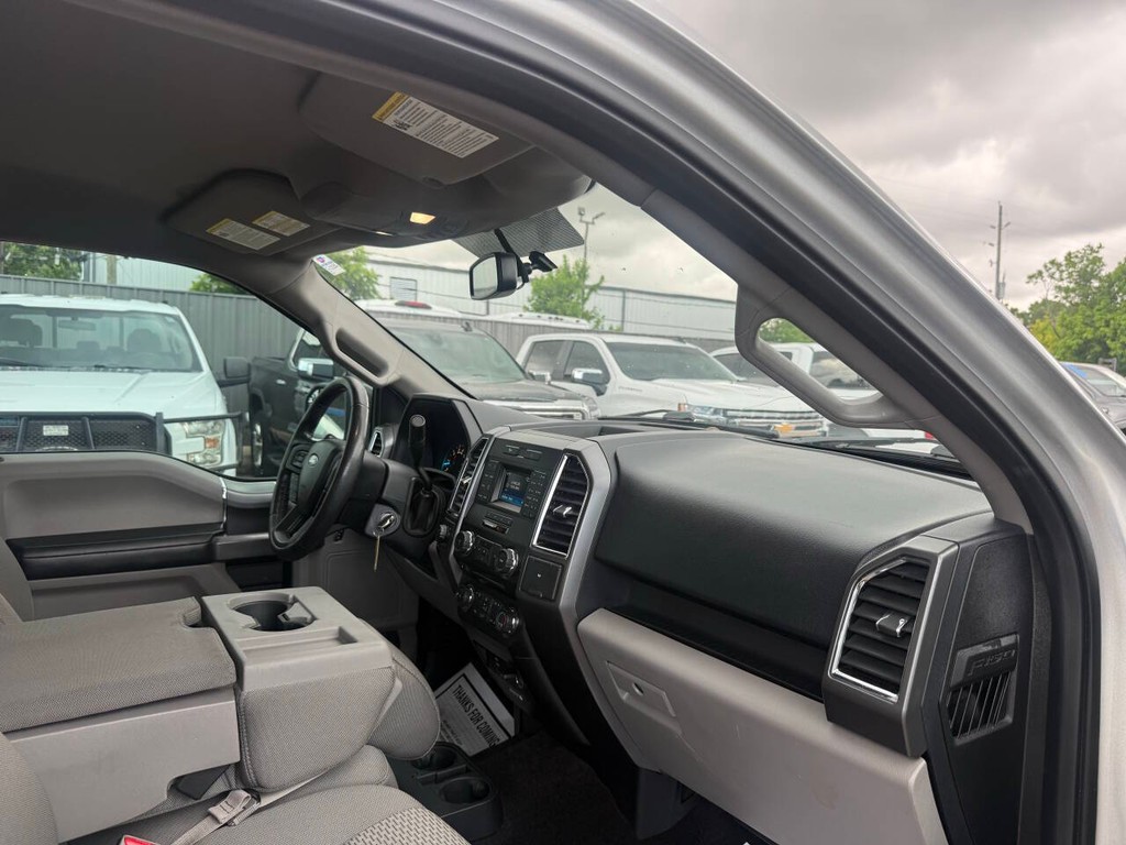 Ford F-150 Vehicle Full-screen Gallery Image 09