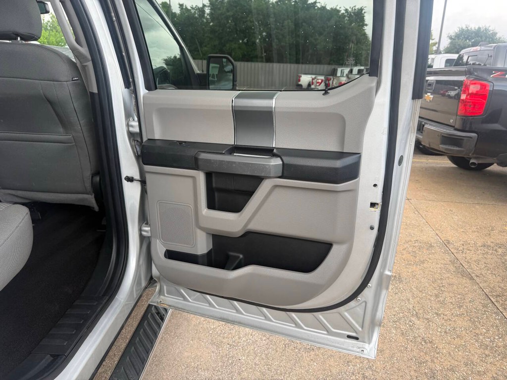 Ford F-150 Vehicle Full-screen Gallery Image 16