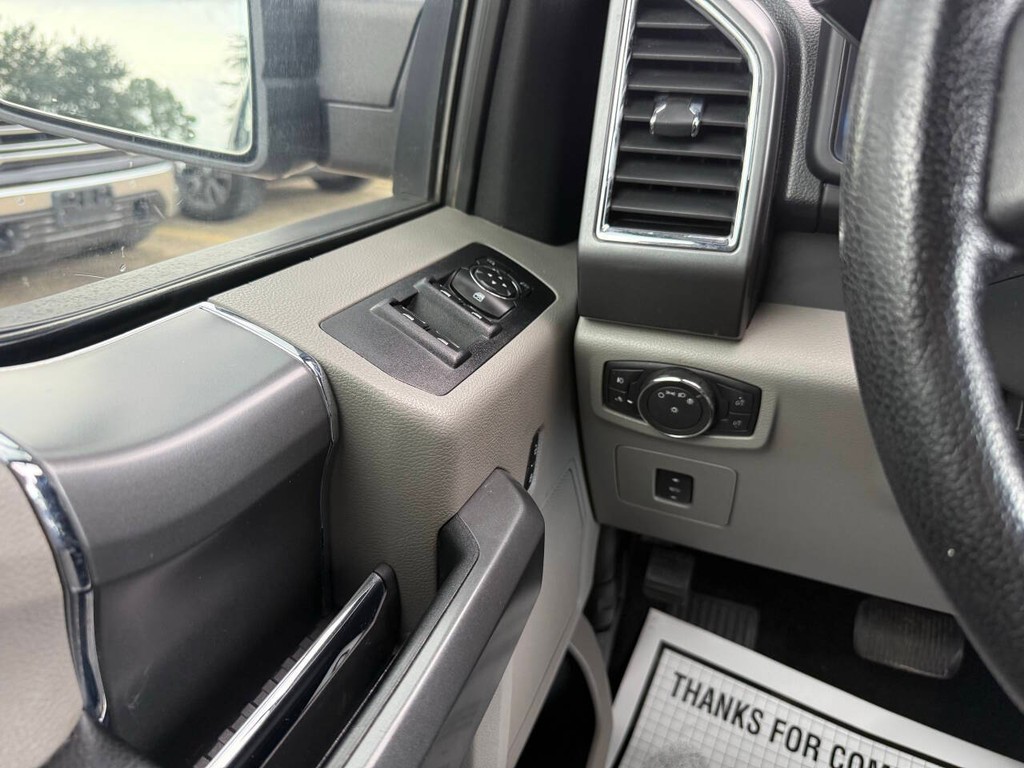 Ford F-150 Vehicle Full-screen Gallery Image 31
