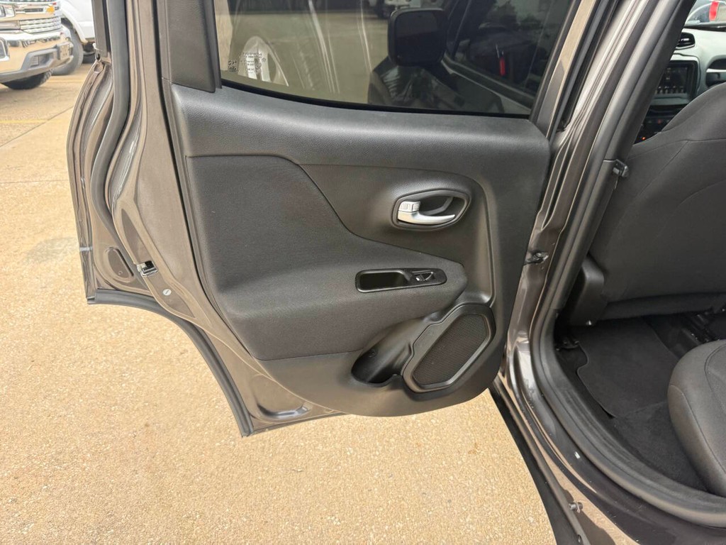Jeep Renegade Vehicle Full-screen Gallery Image 14