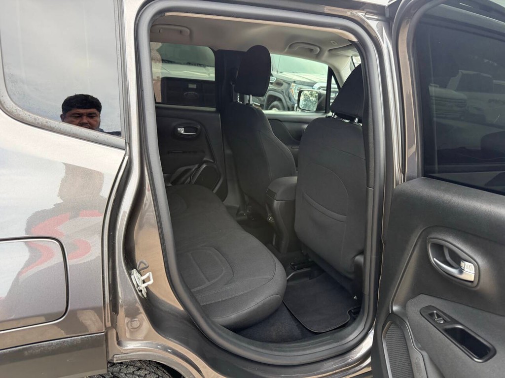 Jeep Renegade Vehicle Full-screen Gallery Image 15