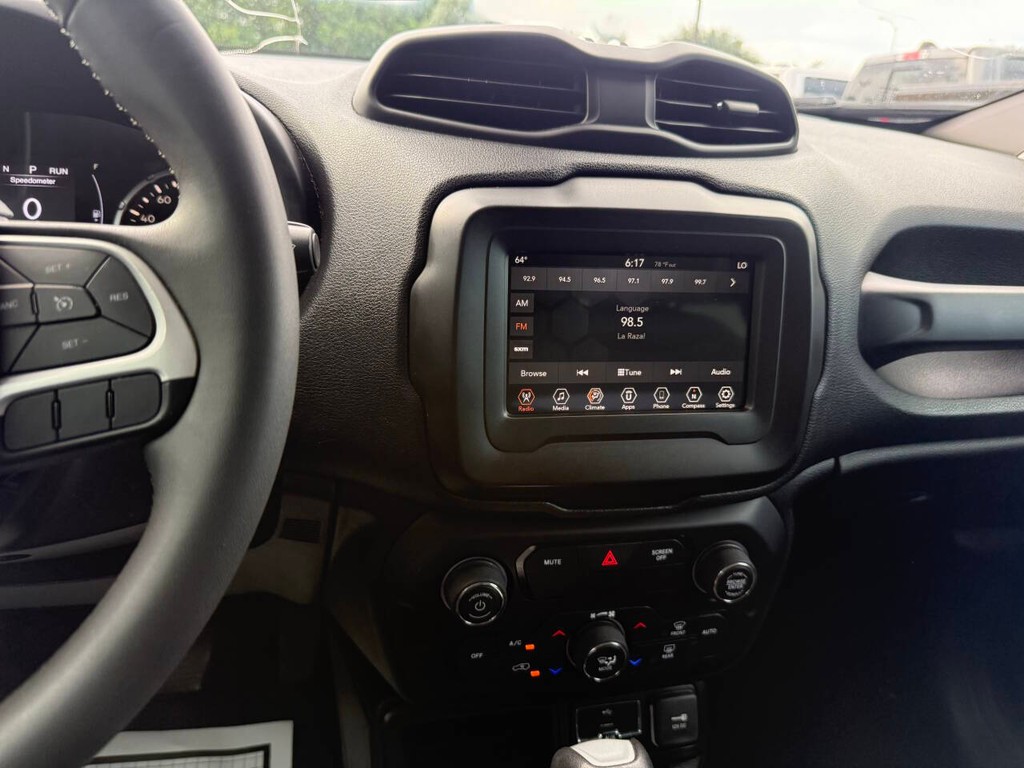 Jeep Renegade Vehicle Full-screen Gallery Image 24