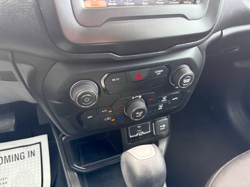 Jeep Renegade Vehicle Full-screen Gallery Image 27