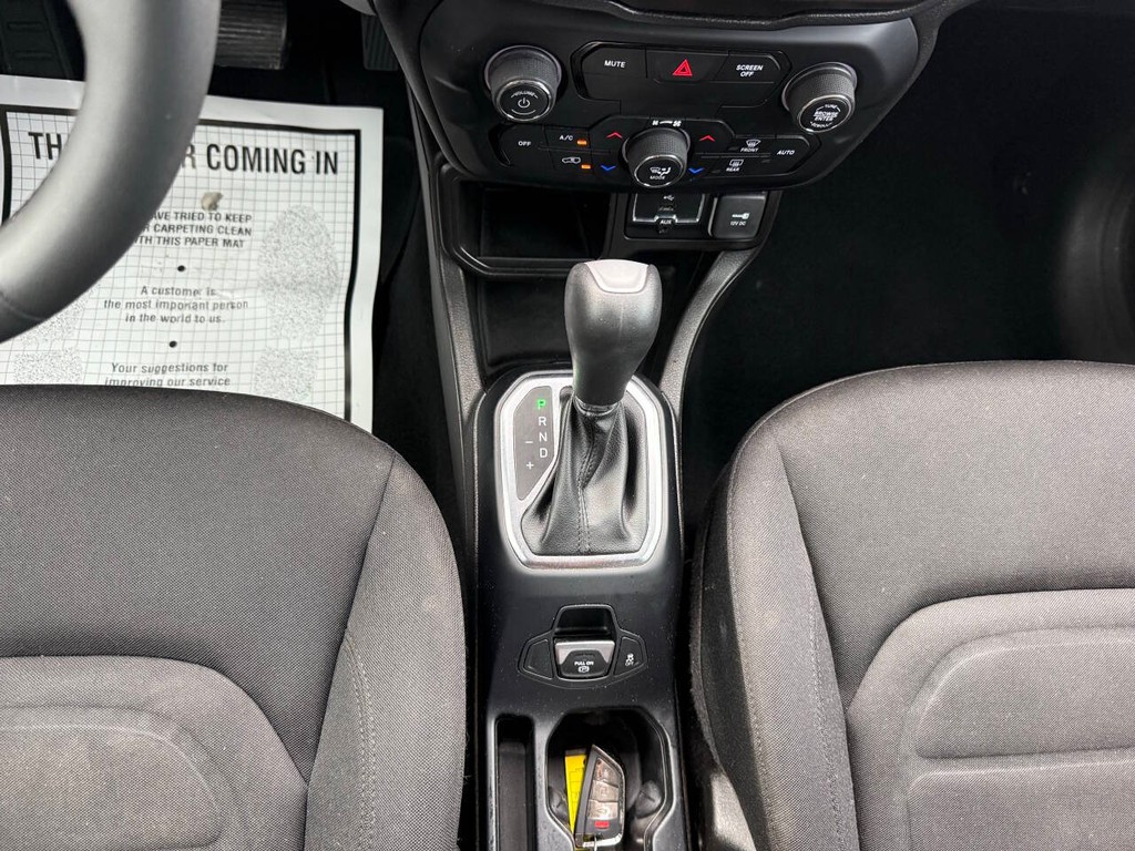 Jeep Renegade Vehicle Full-screen Gallery Image 28