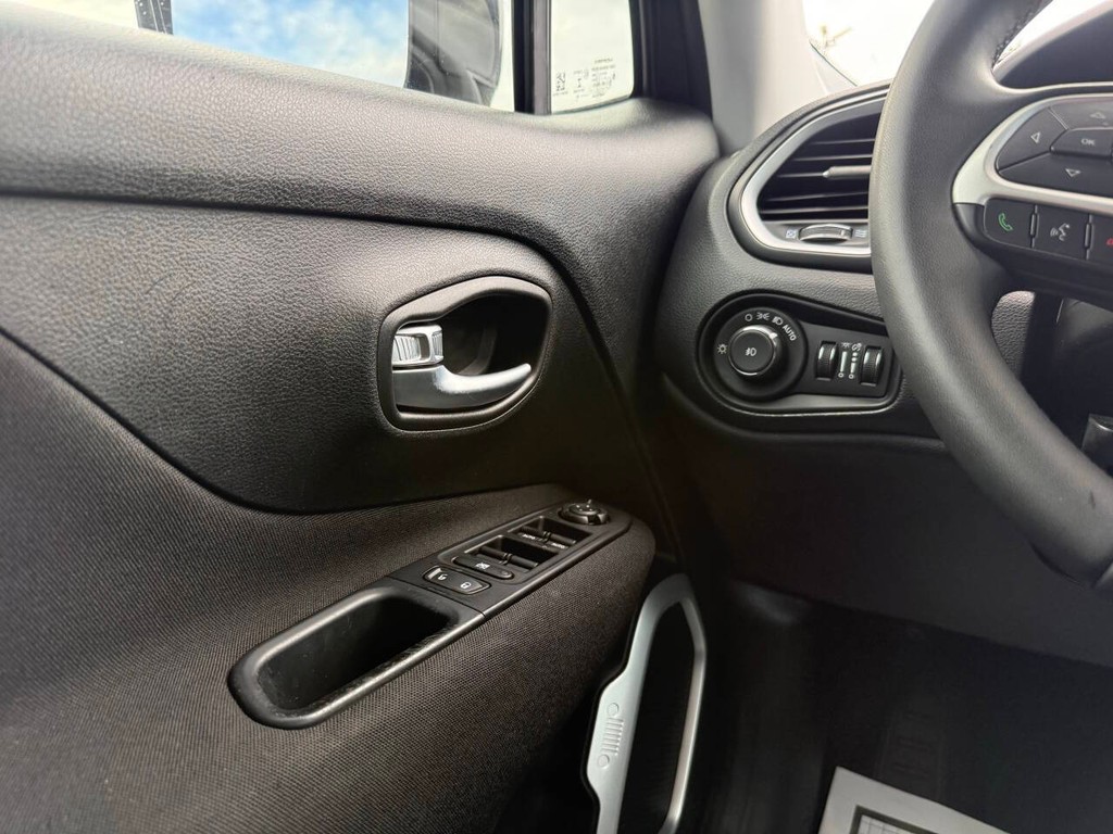 Jeep Renegade Vehicle Full-screen Gallery Image 29
