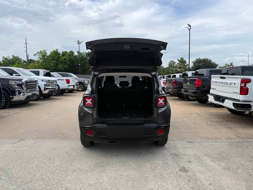 Jeep Renegade Vehicle Full-screen Gallery Image 35