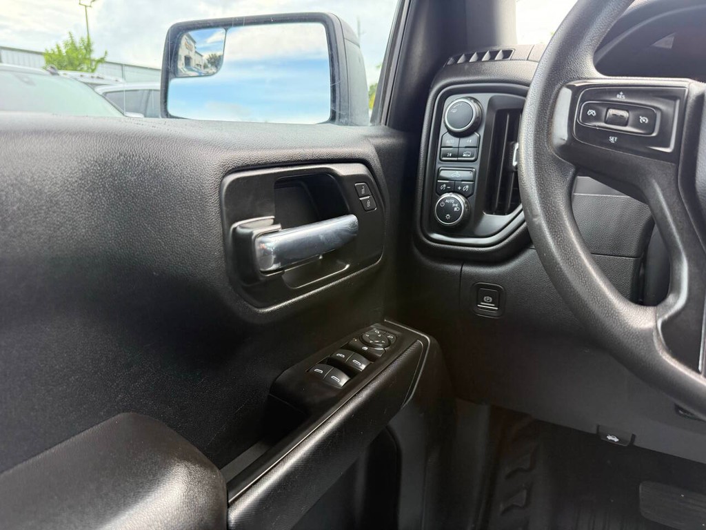 Chevrolet Silverado 1500 Vehicle Full-screen Gallery Image 31