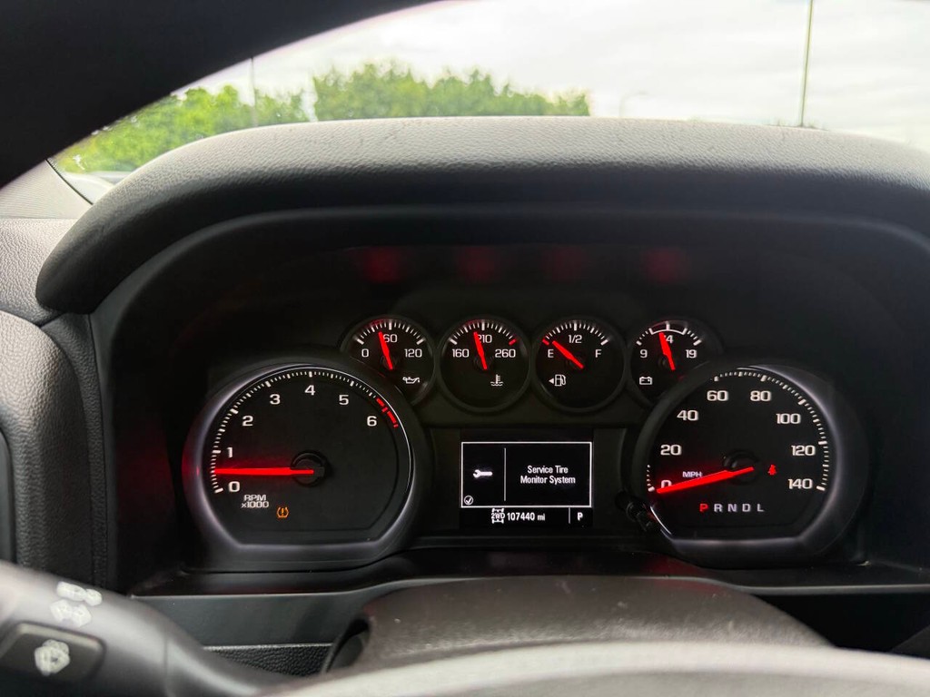 Chevrolet Silverado 1500 Vehicle Full-screen Gallery Image 32