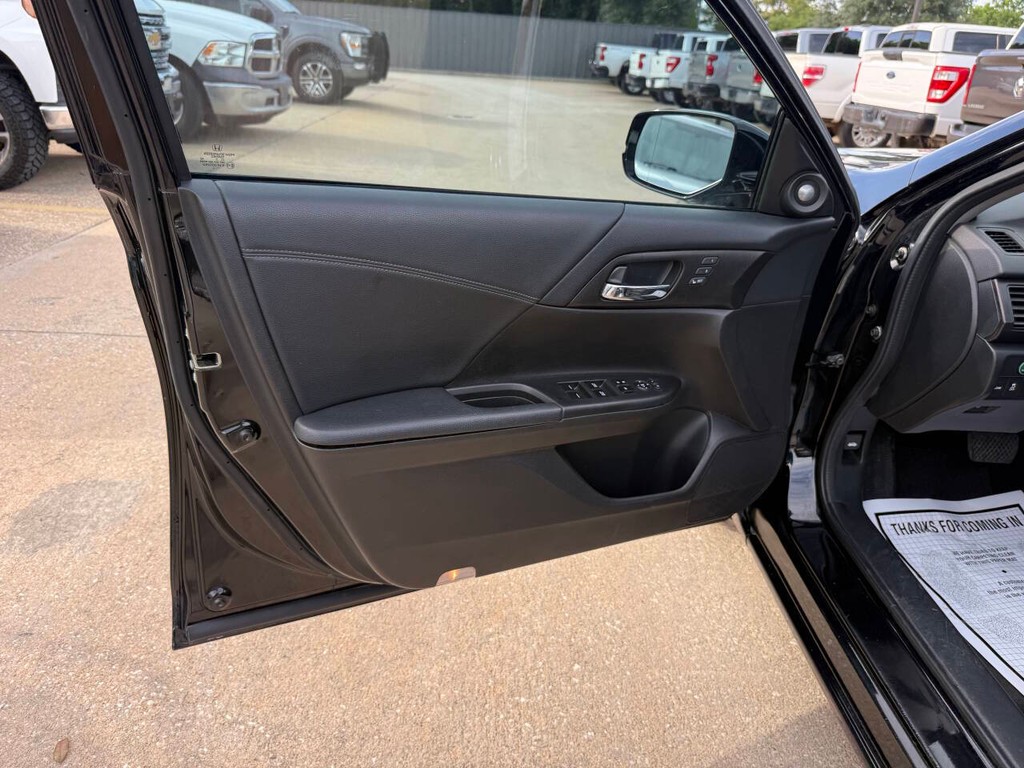 Honda Accord Sedan Vehicle Full-screen Gallery Image 08