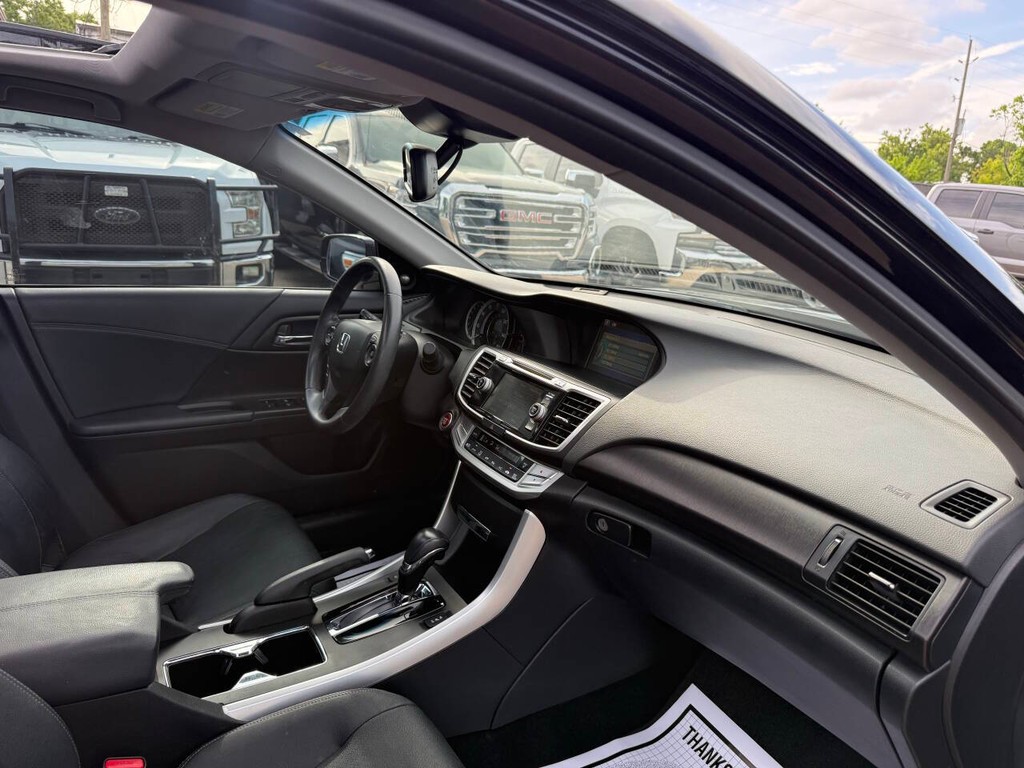 Honda Accord Sedan Vehicle Full-screen Gallery Image 09
