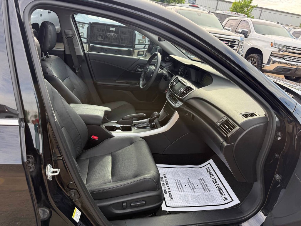 Honda Accord Sedan Vehicle Full-screen Gallery Image 10