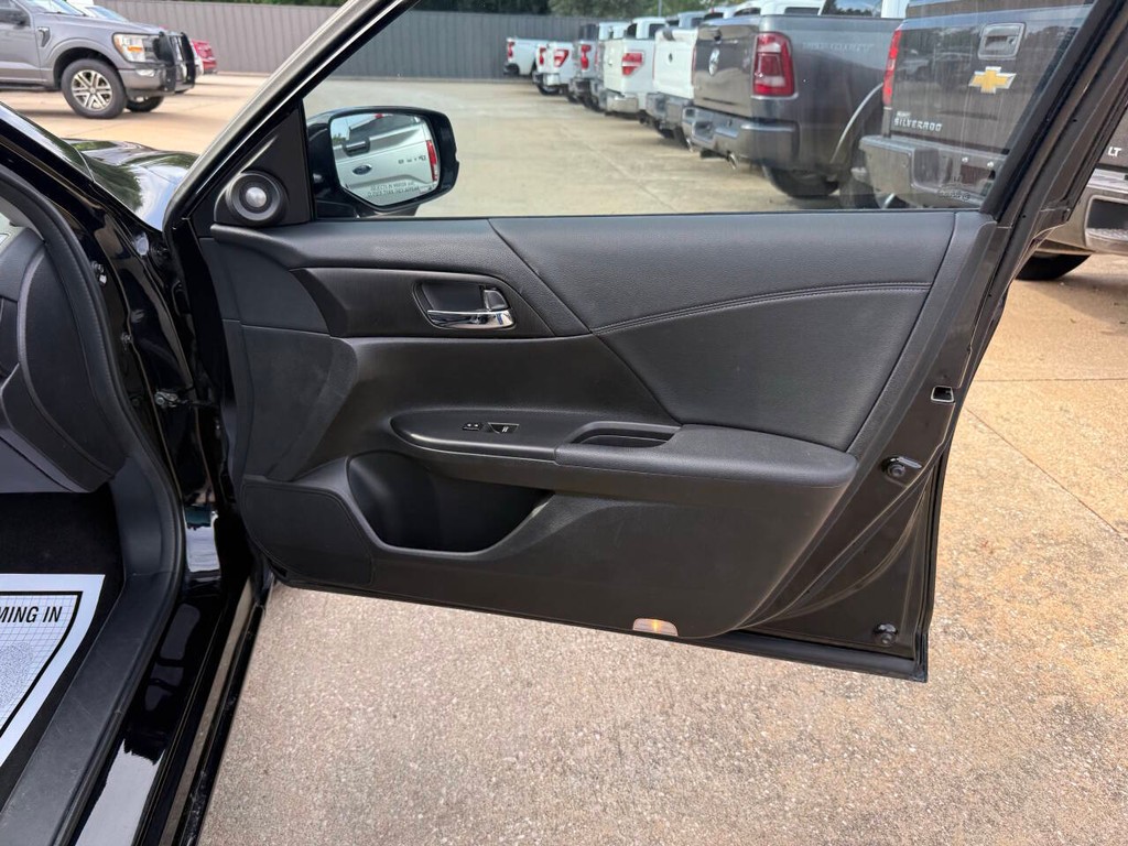 Honda Accord Sedan Vehicle Full-screen Gallery Image 11