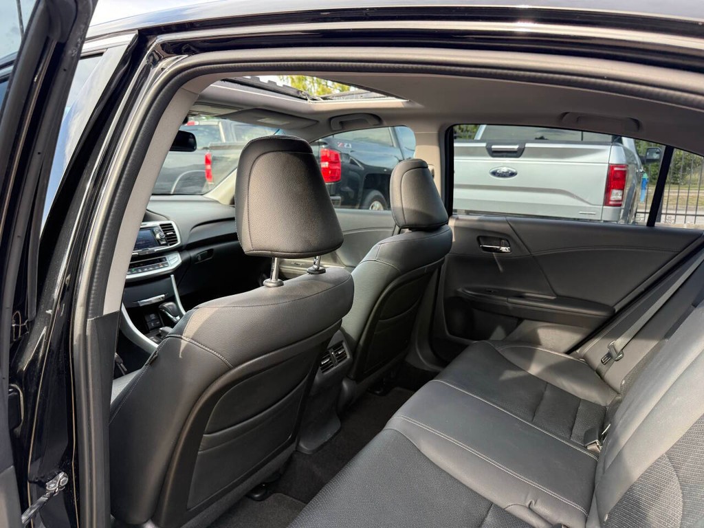 Honda Accord Sedan Vehicle Full-screen Gallery Image 12